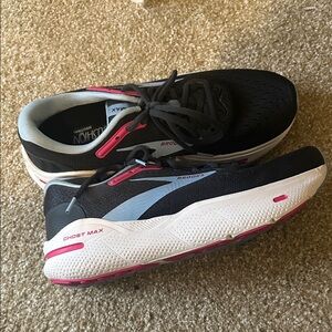 Brooks Women's Black and White Athletic Shoes